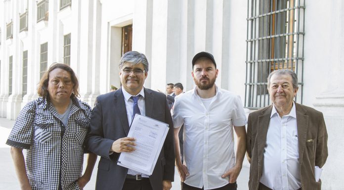 Pacientes y parlamentarios entregan carta a Presidenta Bachelet para disminuir valor de medicamentos
