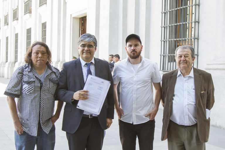 Pacientes y parlamentarios entregan carta a Presidenta Bachelet para disminuir valor de medicamentos
