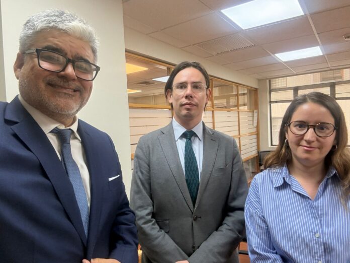 Felipe Ferreira, Jefe División de Propiedad Intelectual de Subsecretaría de Relaciones Económicas Internacionales junto a Paulina Maturana, abogada miembro de su equipo.